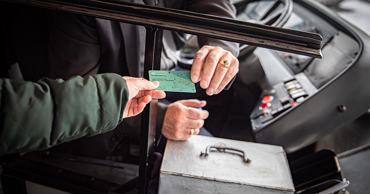 Ingyenes buszbérletet biztosítanak a csíkszeredai diákoknak